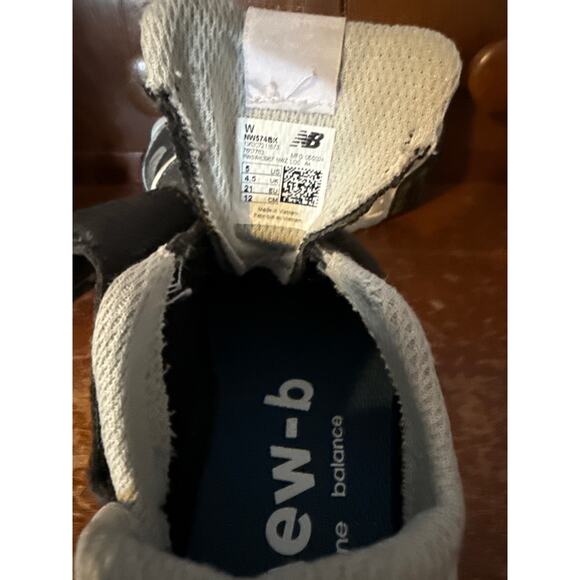 NEW BALANCE TODDLER size 5 sneakers - Picture 6 of 6
